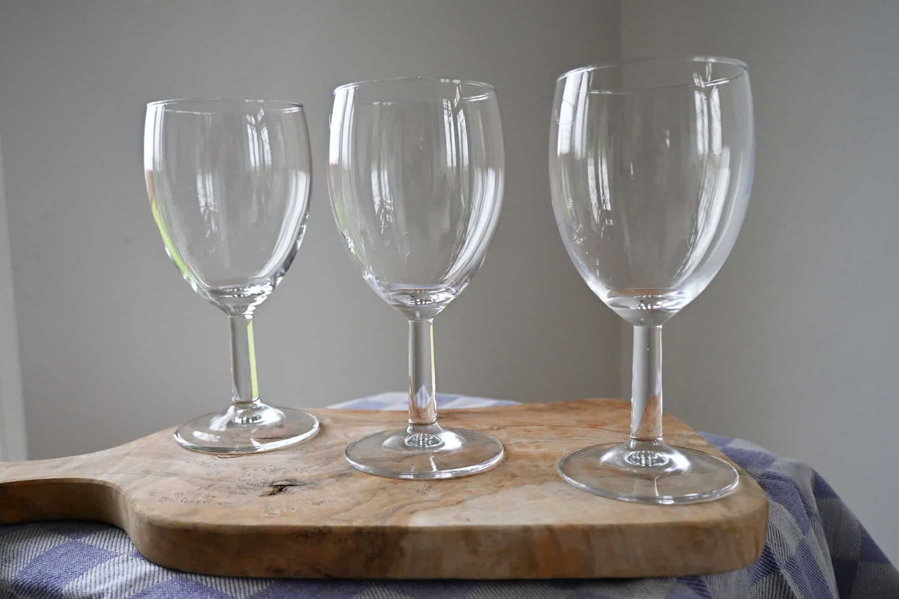 Elegante wijnglazen van 25 cl te huur per 25 stuks – geschikt voor rode en witte wijn op bruiloften, feesten en evenementen